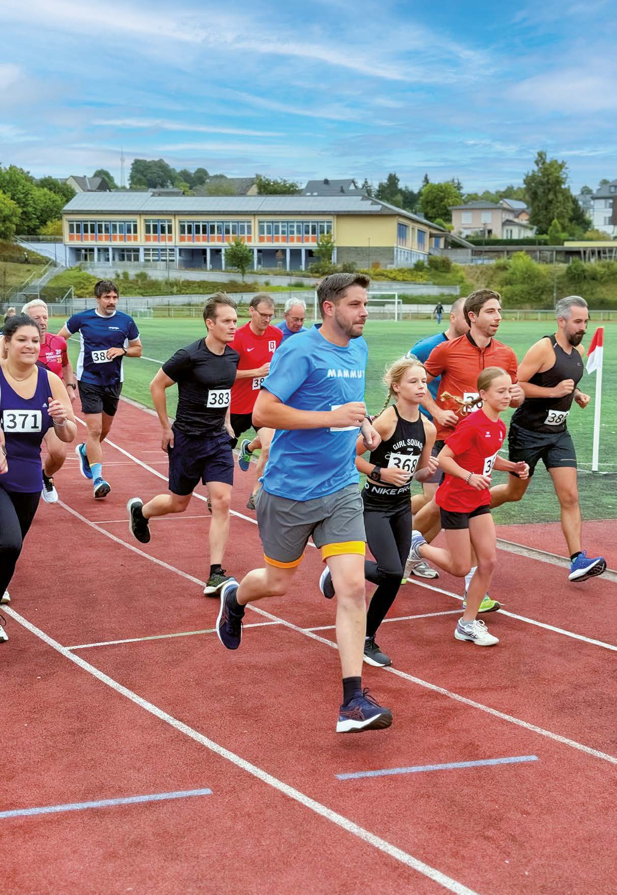 Kinder und Erwachsene gemeinsam beim Lauf auf der Hillesheimer Sportanlage